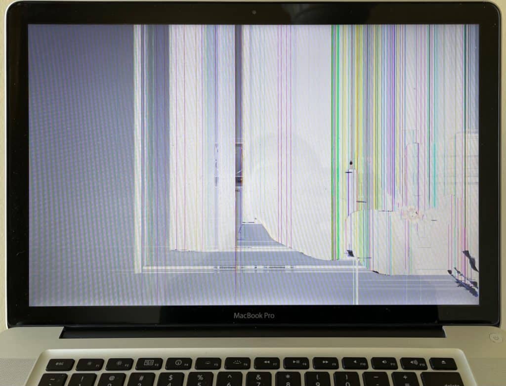 2009 MacBook Pro 15 inch laptop with LCD incident 2 a1286 2009