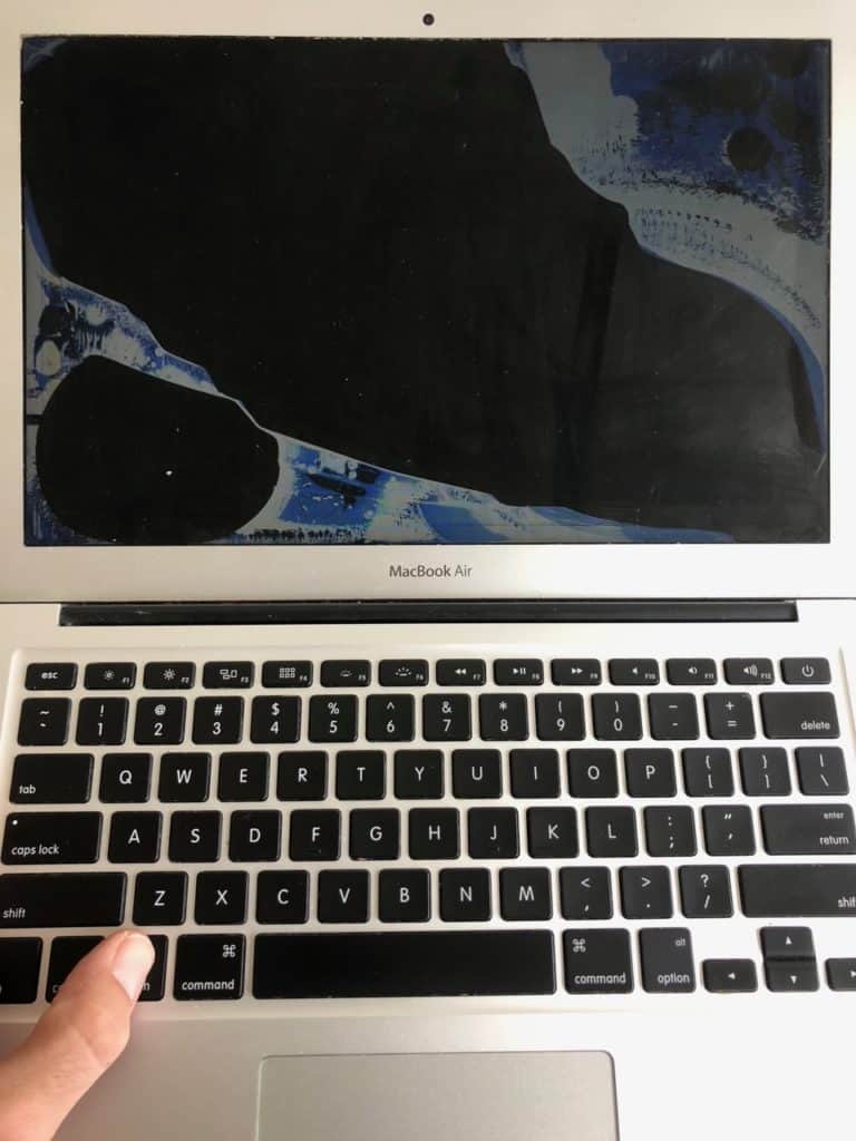 MacBook Air Cracked LCD 01