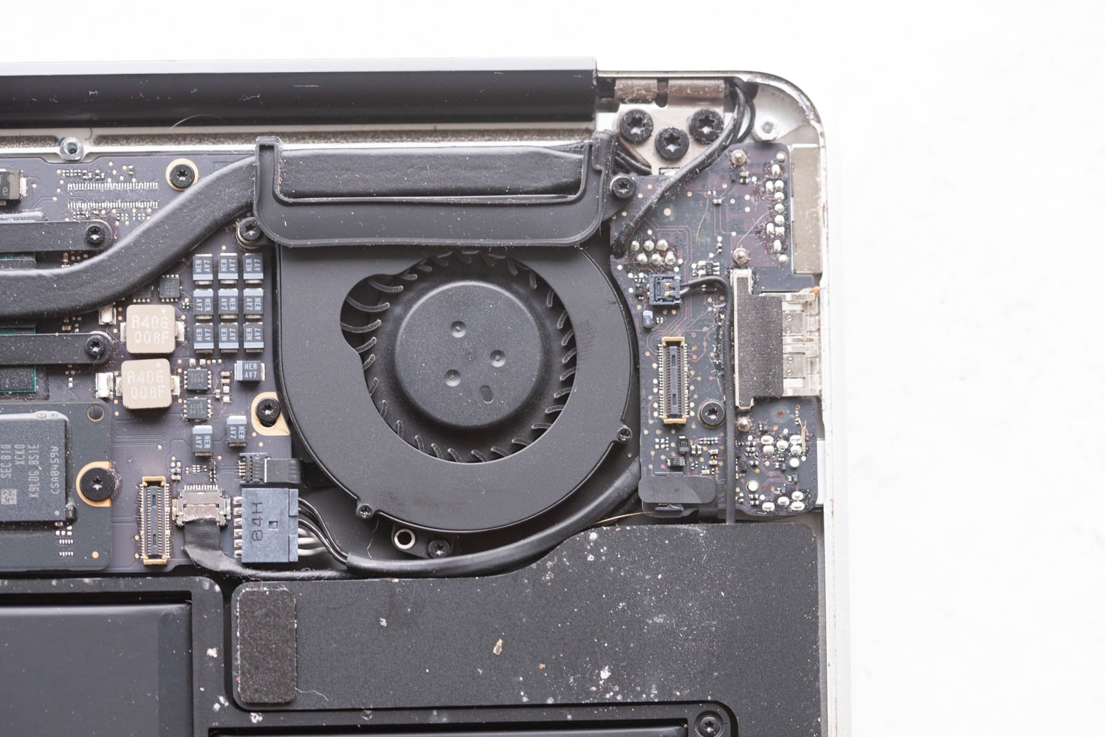 Overview of MacBook Air fan assembly.