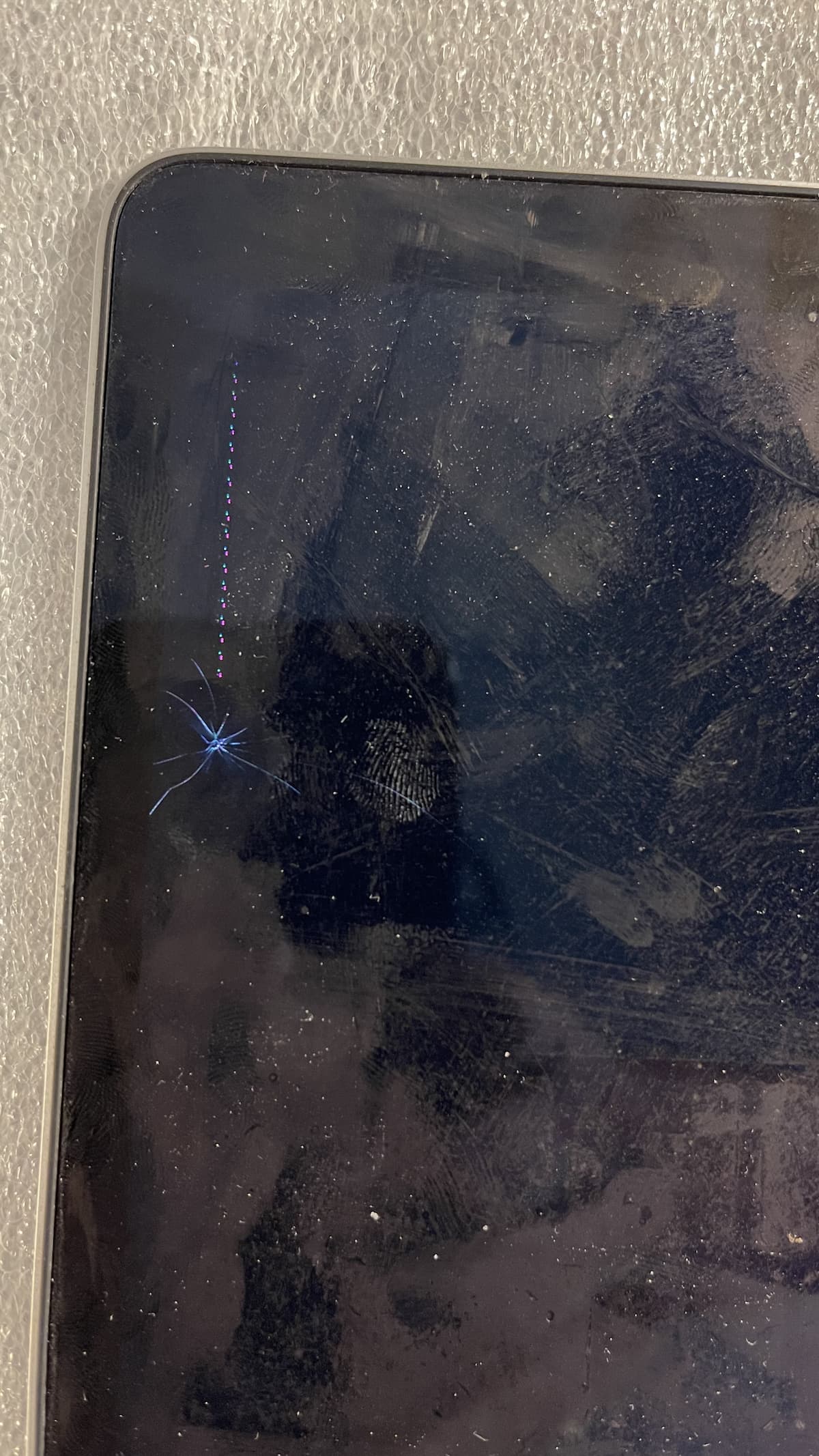 A1989 2019 MacBook Pro Hairline Crack 2