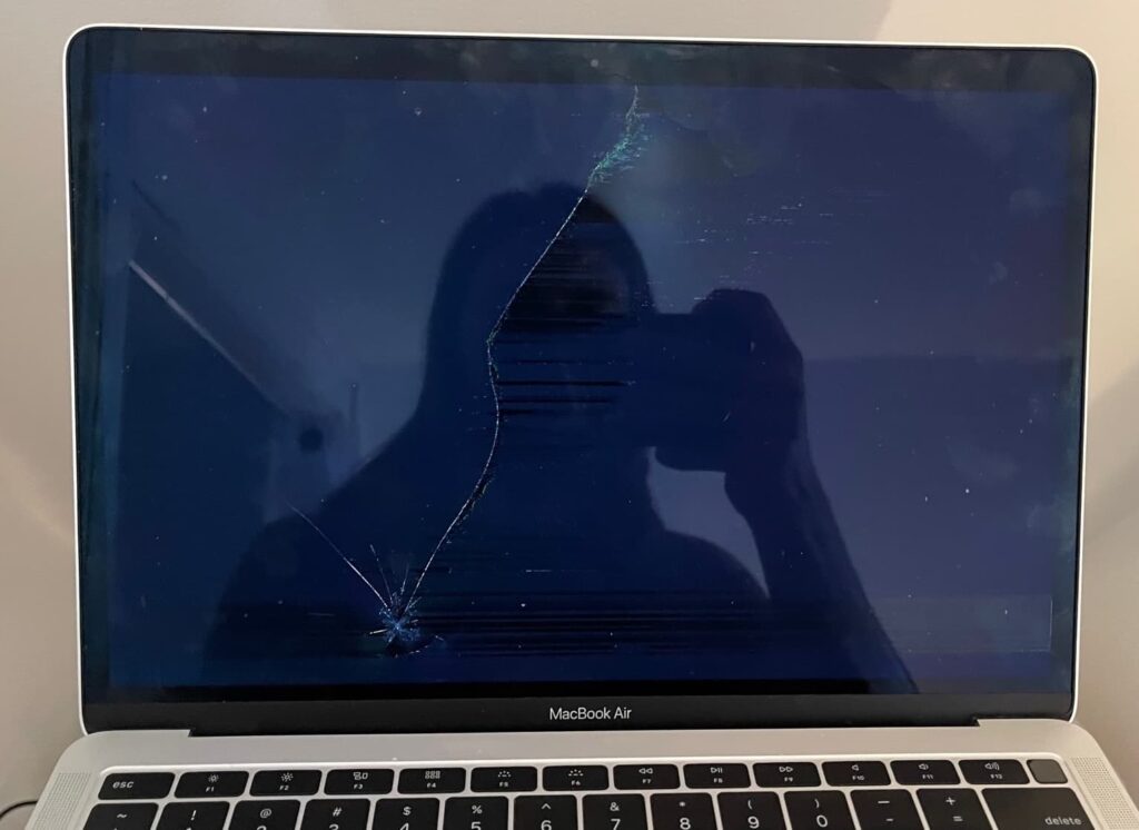 MacBook Air A2179 2020 Cracked Screen