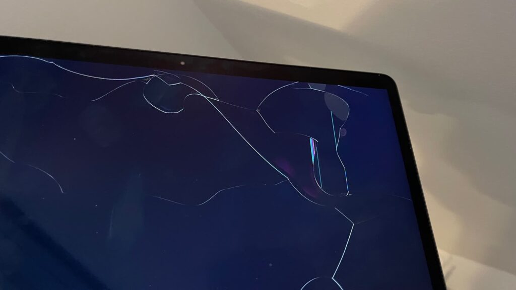 MacBook Air Cracks on Screen