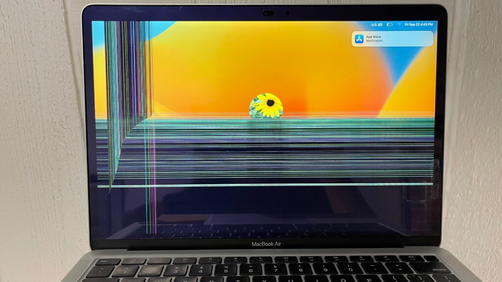 cracked MacBook Air M1 2020